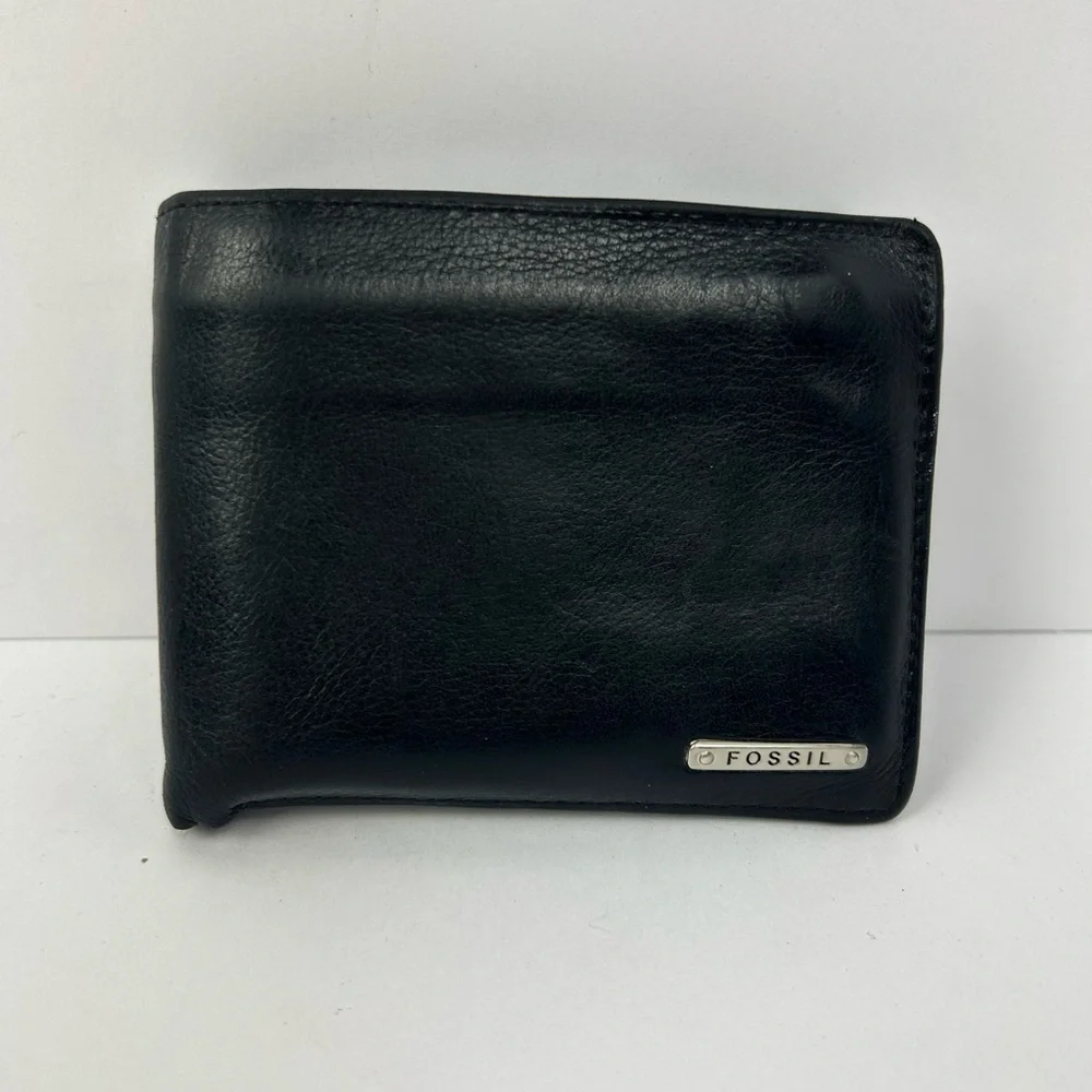 Fossil Black Leather Card Holder Bifold Wallet Men’s Silver Metal Logo